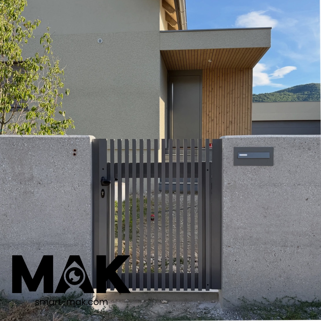 MAK Aluminium Gehtür mit Briefkasten – Referenz