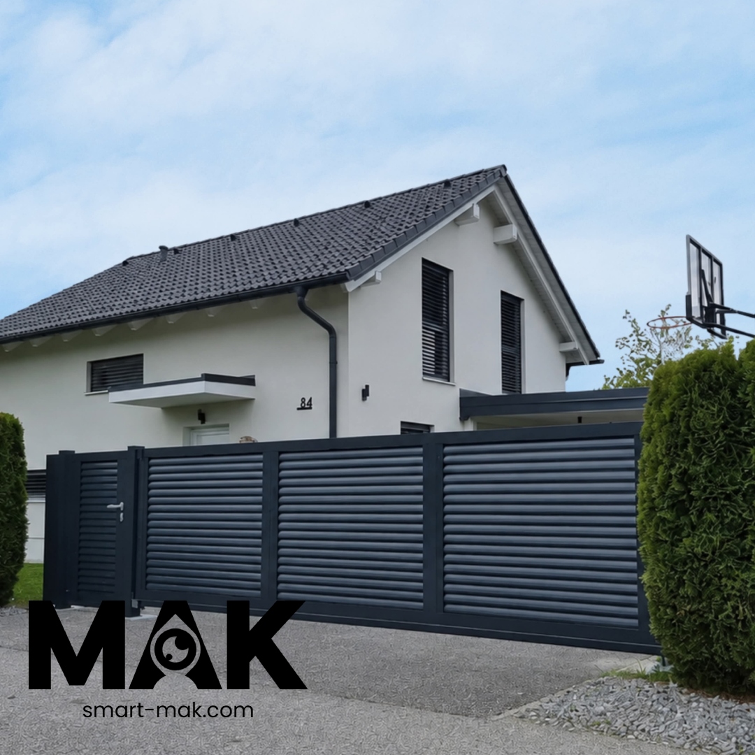 MAK Aluminium Schiebetor mit Lamellen Anthrazit – Referenz