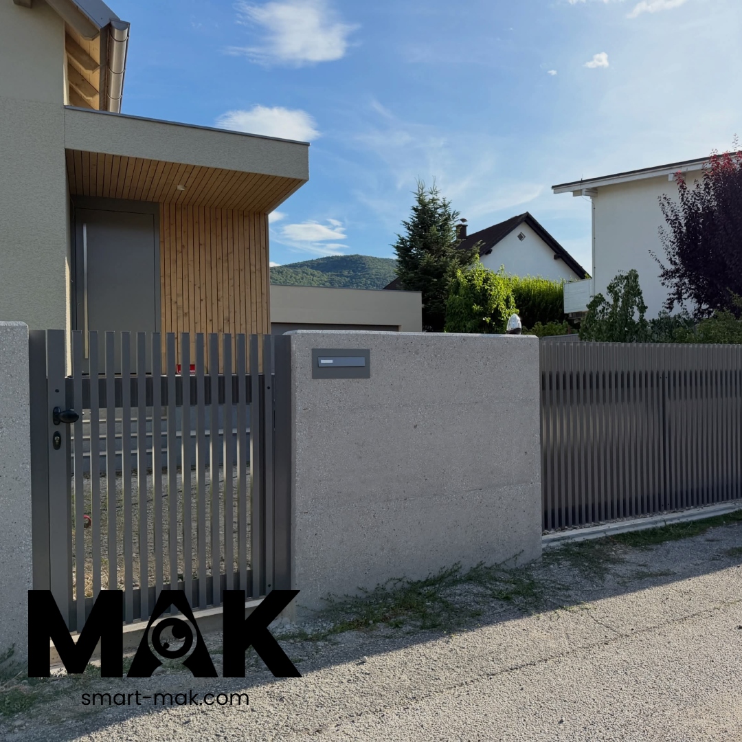 MAK Aluminium Gehtür mit Zaun und Briefkasten – Referenz