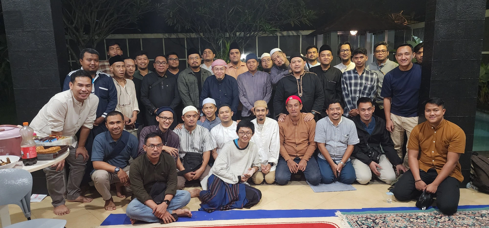 Ustadz Ririe bersama jamaah dalam sesi pembinaan