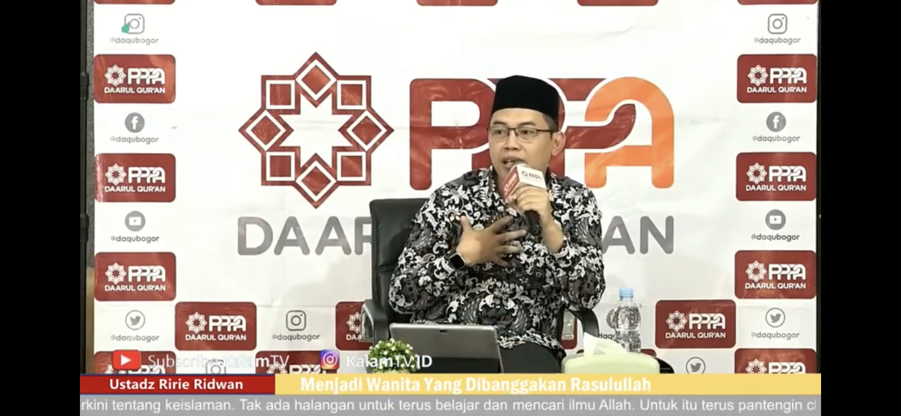 Ustadz Ririe Ridwan, B.A. menyampaikan kajian di hadapan jamaah