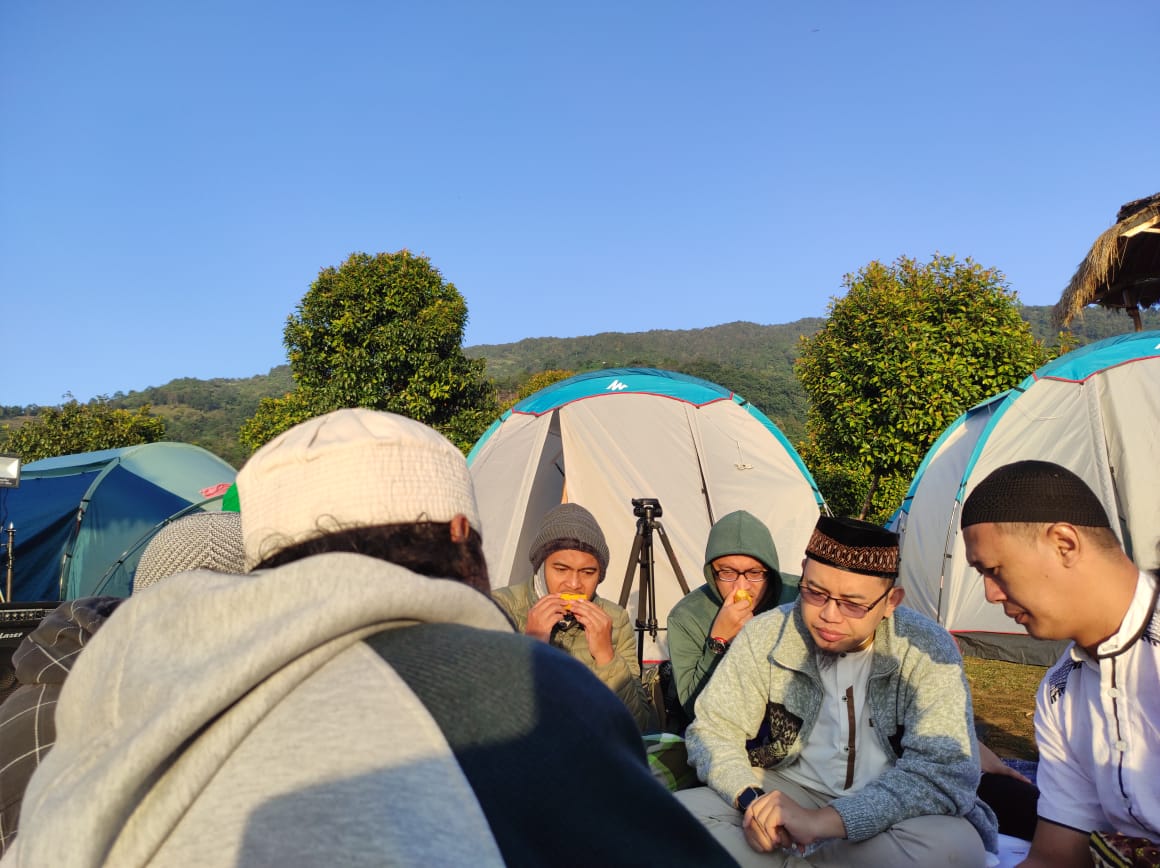 Ngobrol santai bersama jamaah muda saat camping