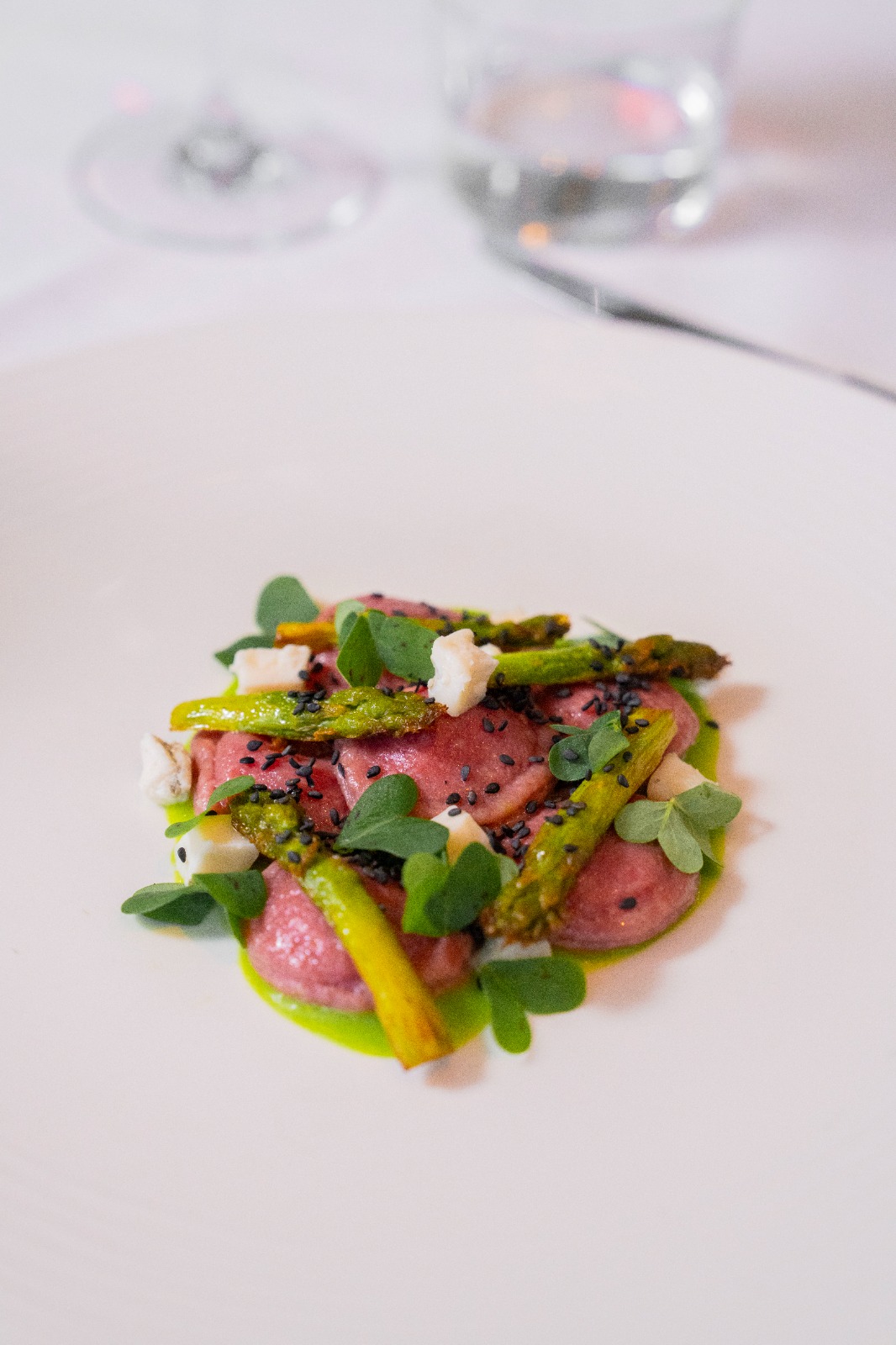 Ravioli di barbabietola, asparagi e acetosella