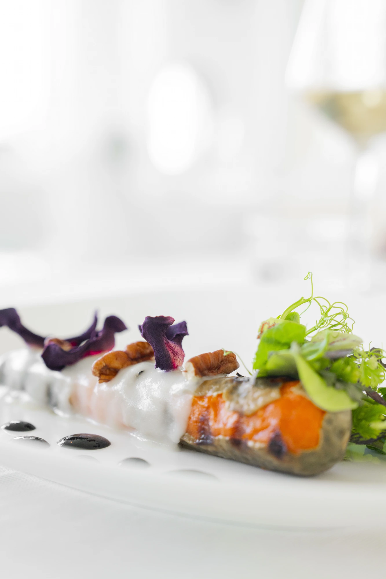 Carota arrostita, noci pecan e chips viola