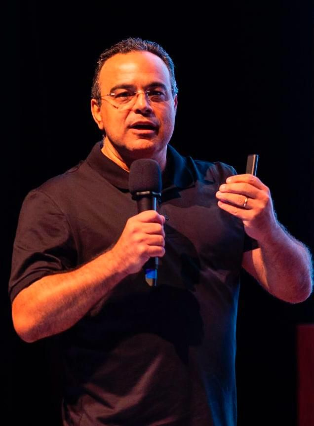 Stenio Ribeiro de Almeida falando em um palco