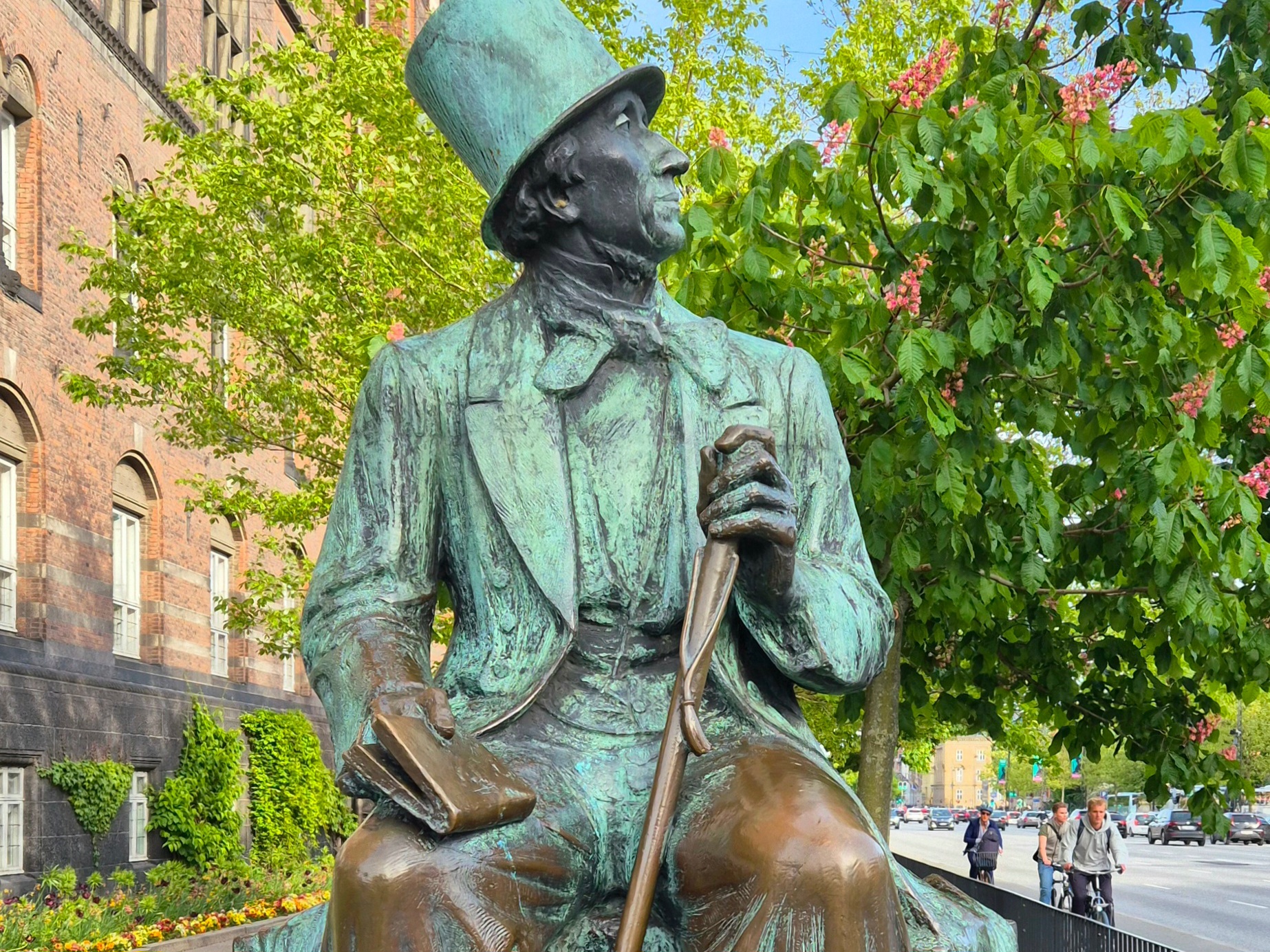 Full bronze statue of H.C. Andersen with top hat, cane and book by Rådhuspladsen