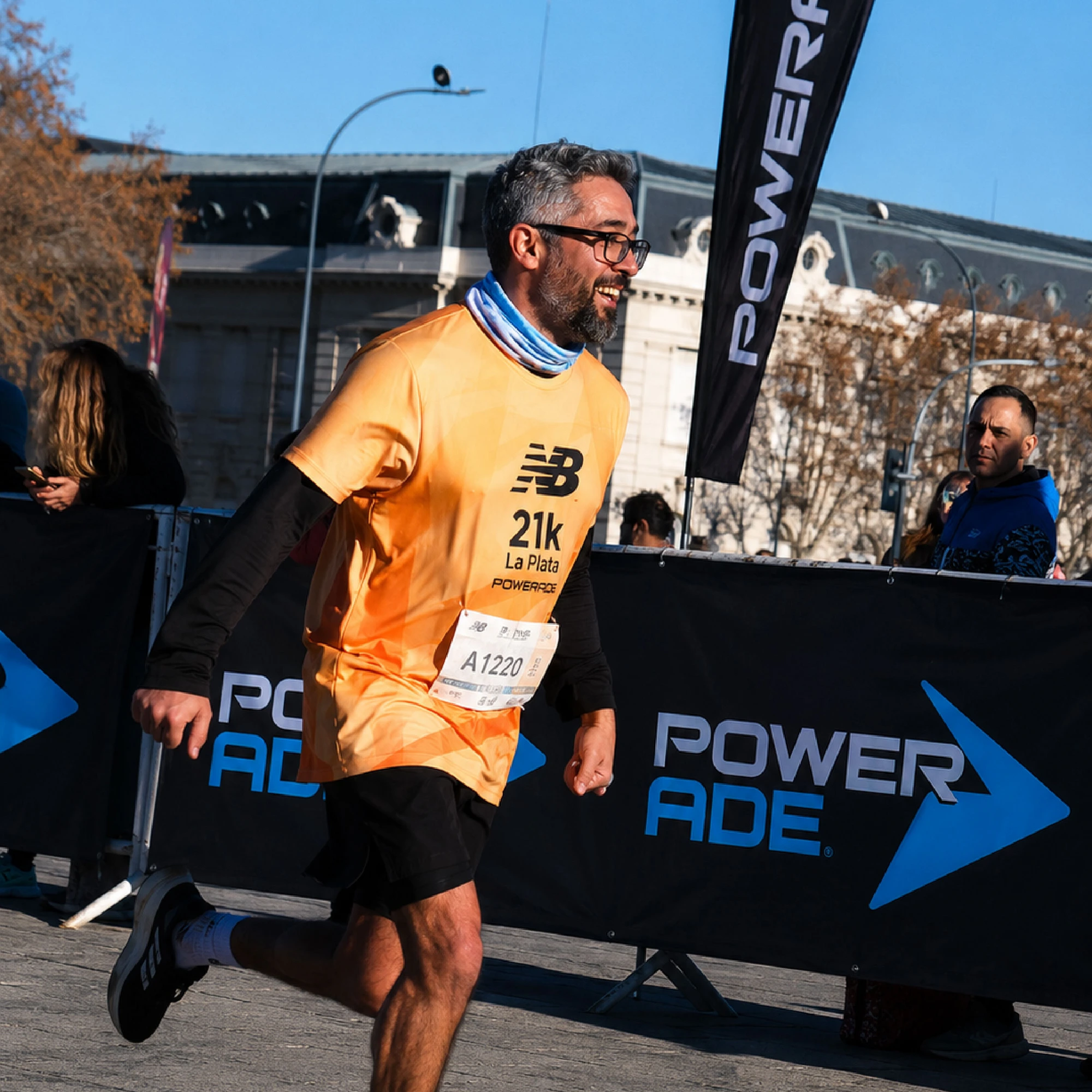 Runner 21k La Plata con branding Powerade y New Balance