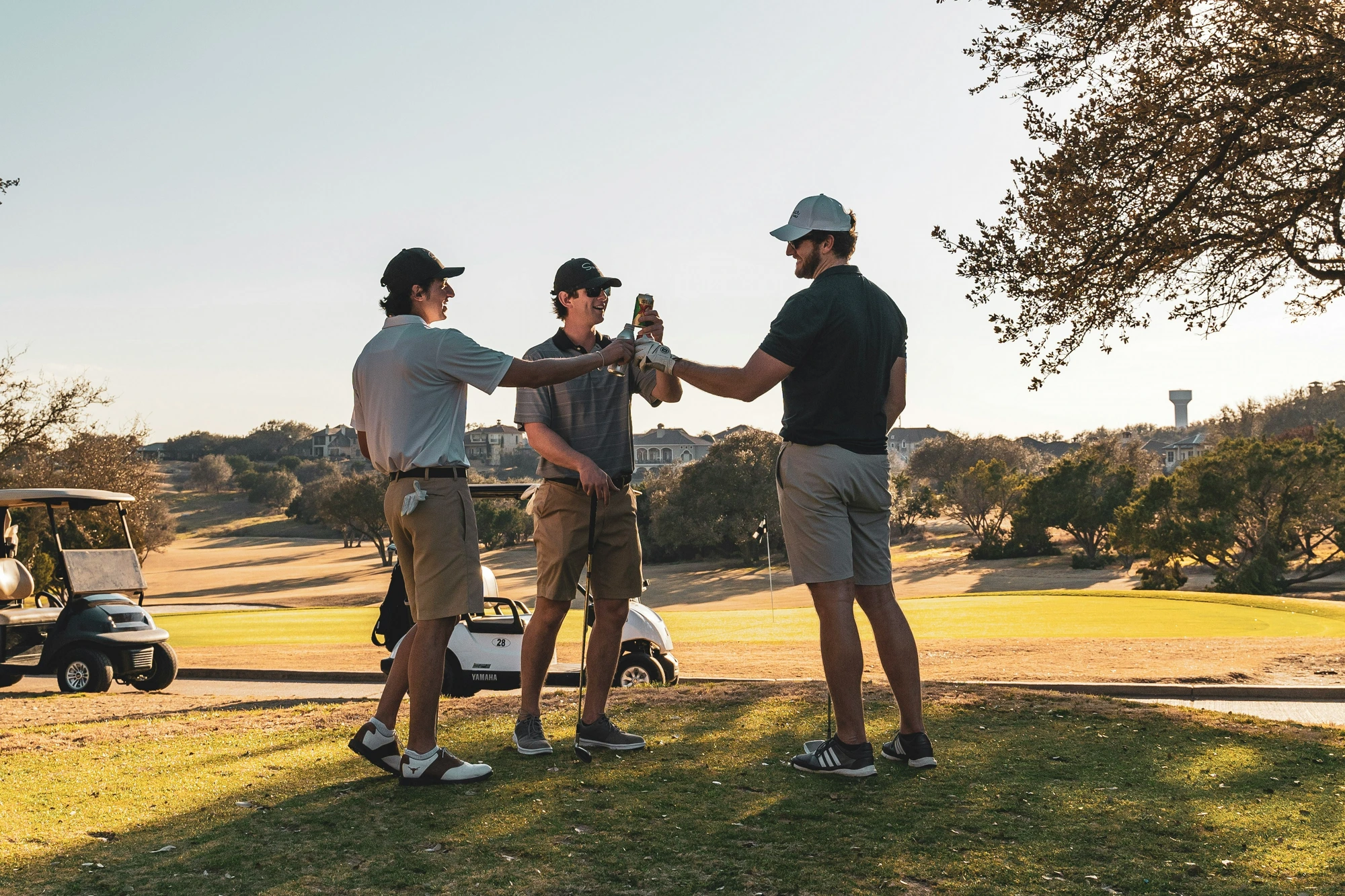 golfistas brindando