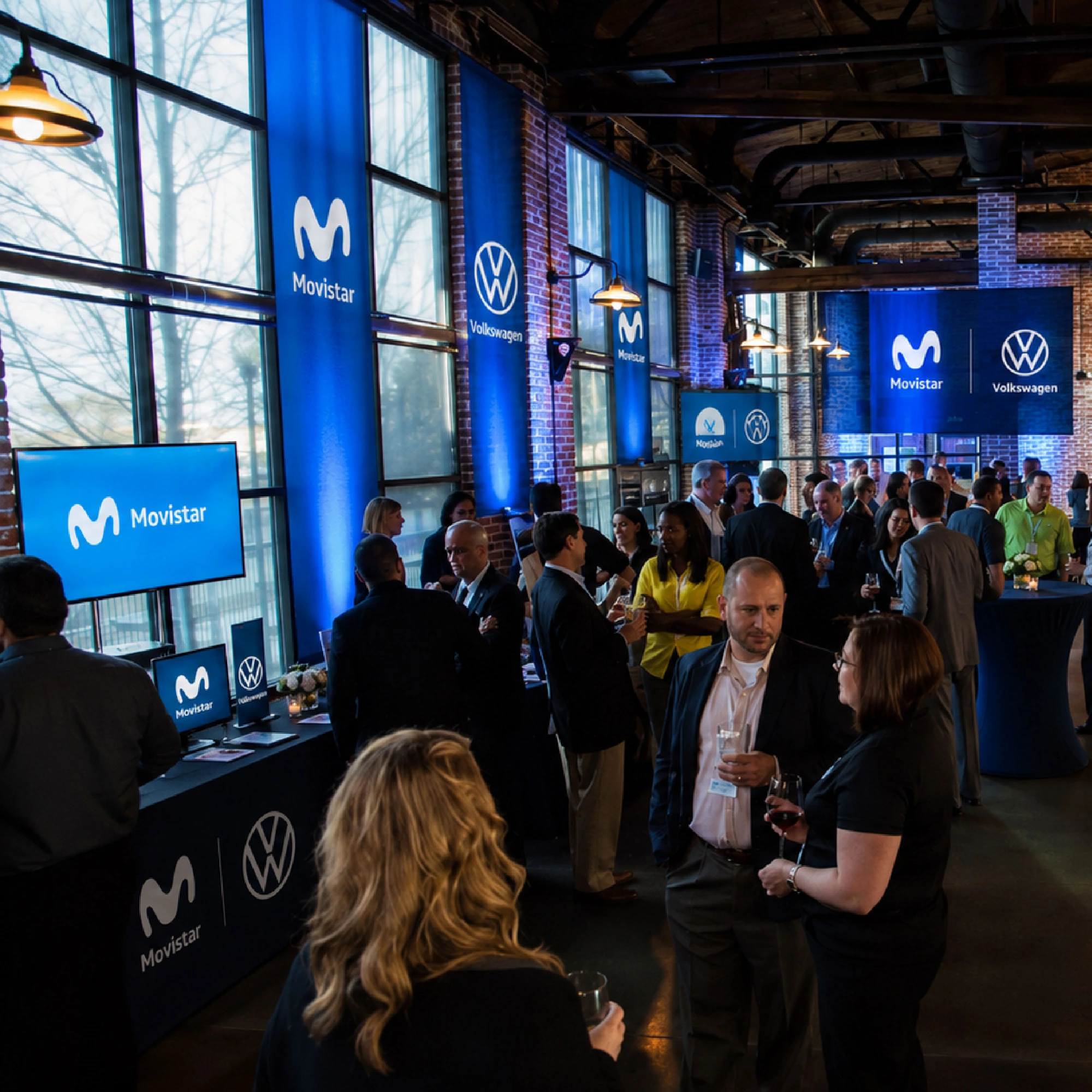 Networking corporativo con branding Movistar y Volkswagen