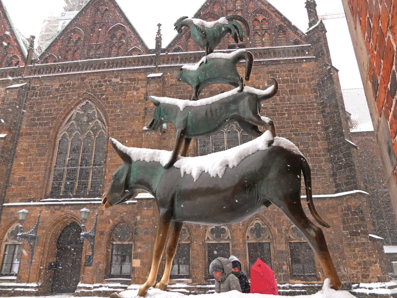 Die Bremer Stadtmusikanten am Rathaus im Schnee